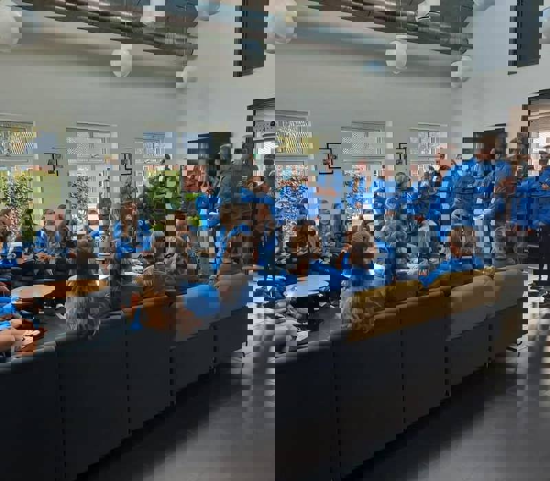 Fælleren Og Blåt Tøj